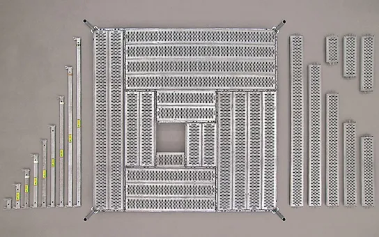 Kuvassa on harmaa, rei'itetty metallinen rakennustelineen osasarja, jossa on eri kokoisia osia. Valo on tasainen ja kirkas.